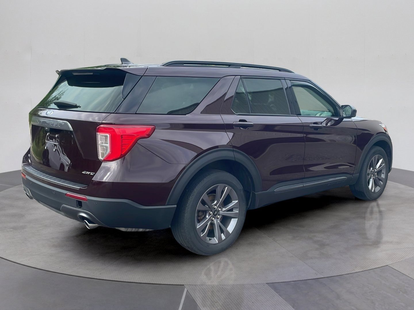 Certified 2023 Ford Explorer XLT w/ Equipment Group 202A AWD/4WD image 6