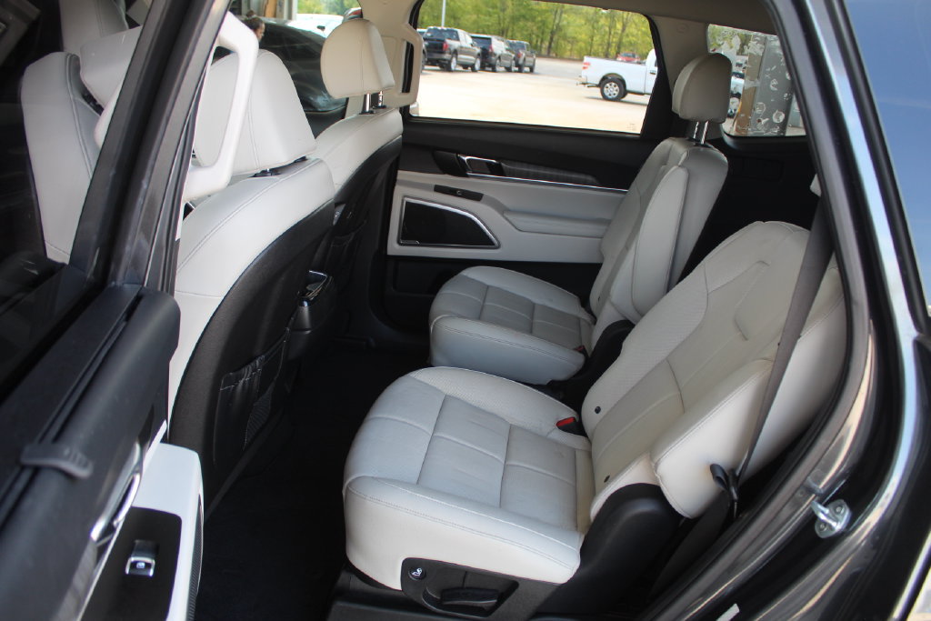 Used 2023 Kia Telluride EX w/ EX Captain's Chair Package FWD image 32