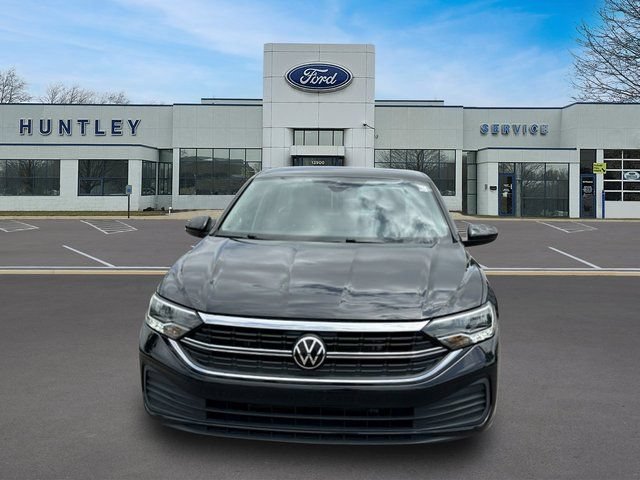 Used 2024 Volkswagen Jetta SE FWD image 2