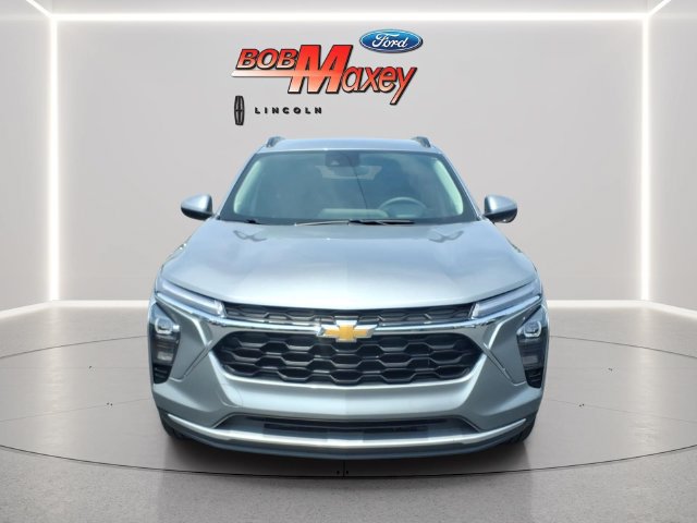 Used 2025 Chevrolet Trax LT FWD image 2