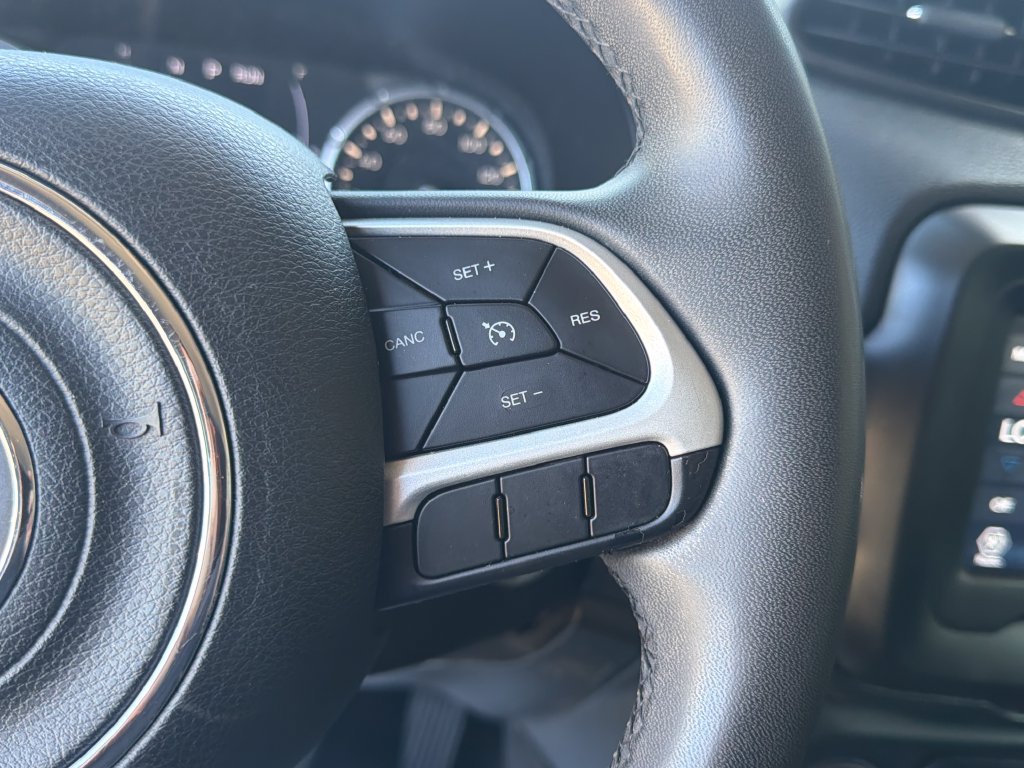 Used 2018 Jeep Renegade Latitude FWD image 21