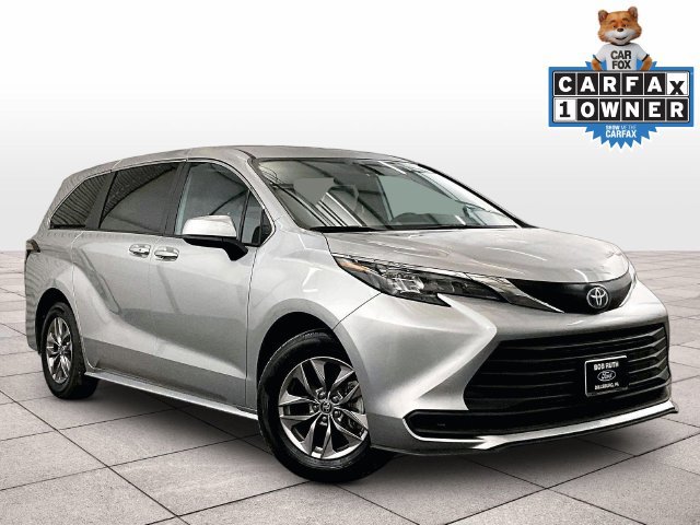 Used 2025 Toyota Sienna LE FWD image 2