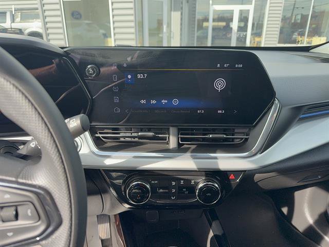 Used 2025 Chevrolet Trax LT FWD image 11