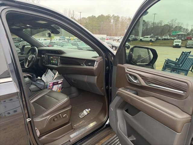 Used 2022 GMC Yukon XL Denali w/ Denali Premium Package image 32