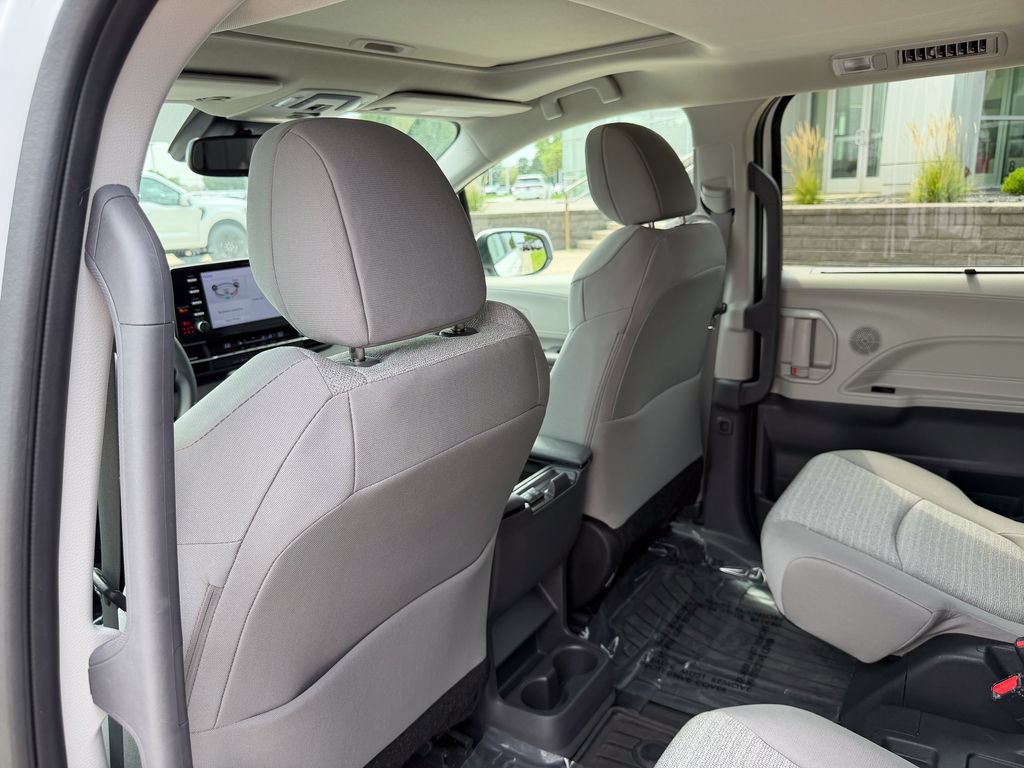 Used 2023 Toyota Sienna LE w/ LE Plus Package FWD image 14
