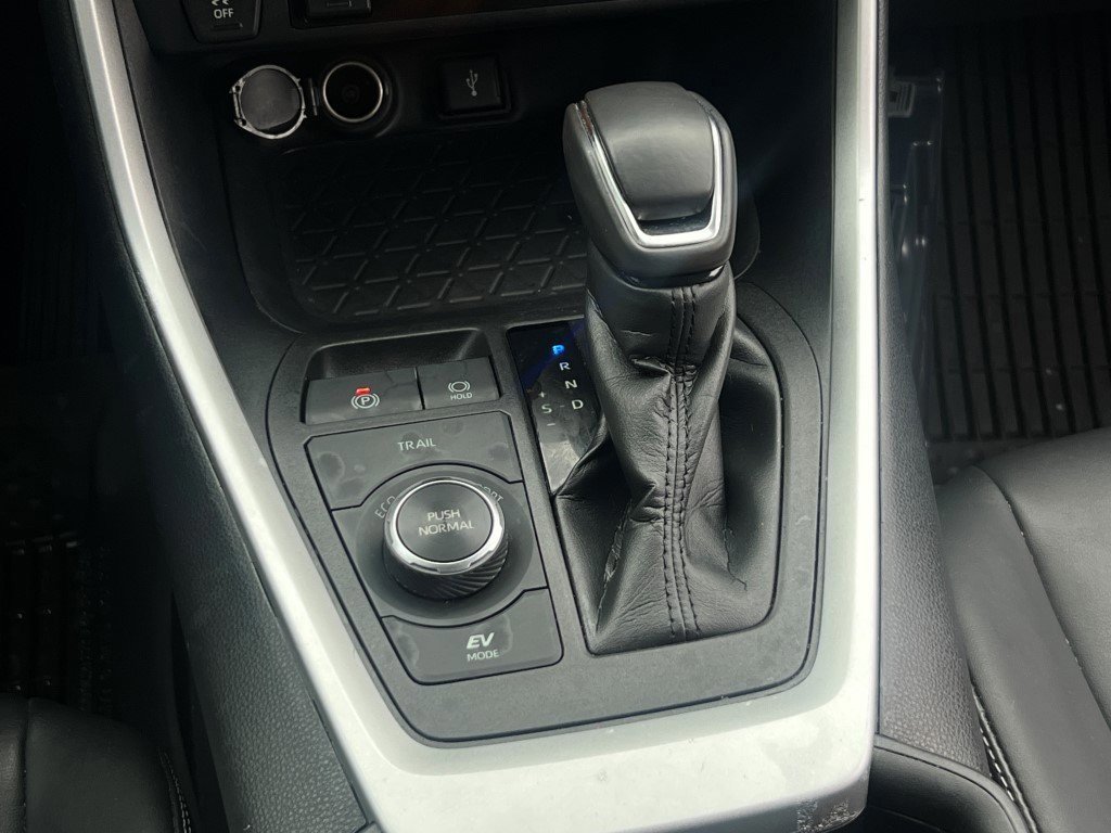 Used 2021 Toyota RAV4 XLE Premium image 17