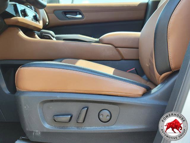 Used 2025 Nissan Pathfinder Platinum w/ Lighting Package (N92) FWD image 27