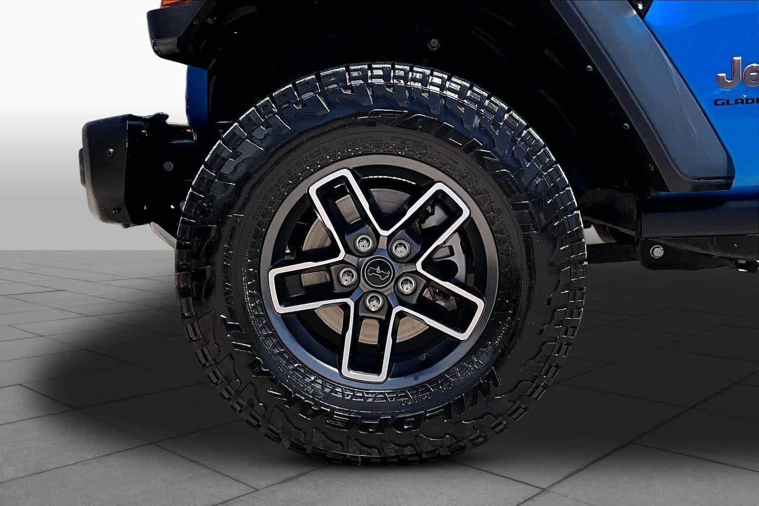 Used 2023 Jeep Gladiator Mojave w/ Cold Weather Group AWD/4WD image 9
