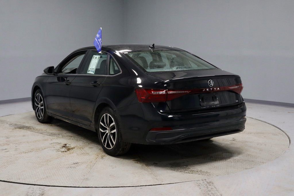 Used 2025 Volkswagen Jetta SE image 3