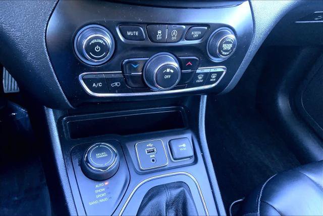 Used 2019 Jeep Cherokee Latitude Plus w/ Cold Weather Group AWD/4WD image 33