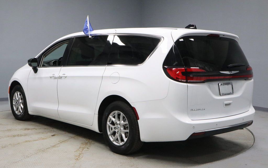 Used 2024 Chrysler Pacifica Touring-L image 8