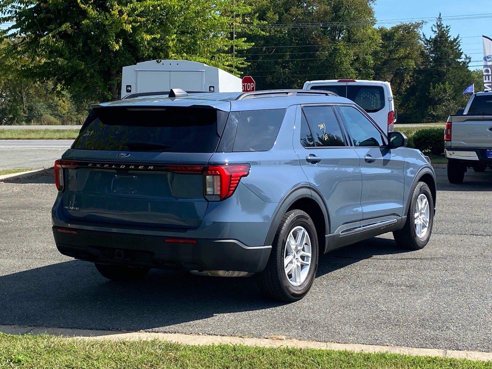 Certified 2025 Ford Explorer Active RWD image 3