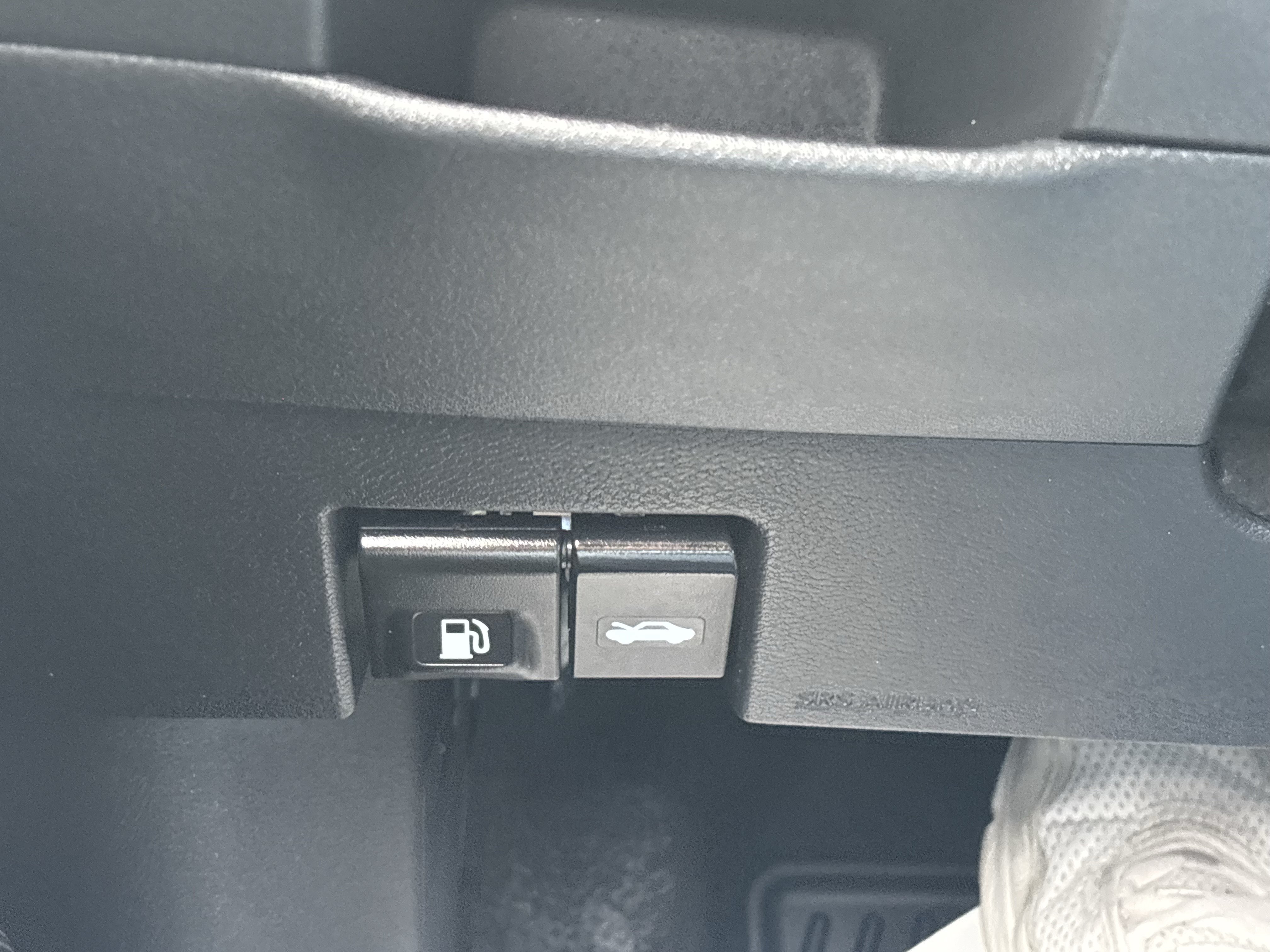 Used 2023 Nissan Kicks SR w/ Exterior Package FWD image 38