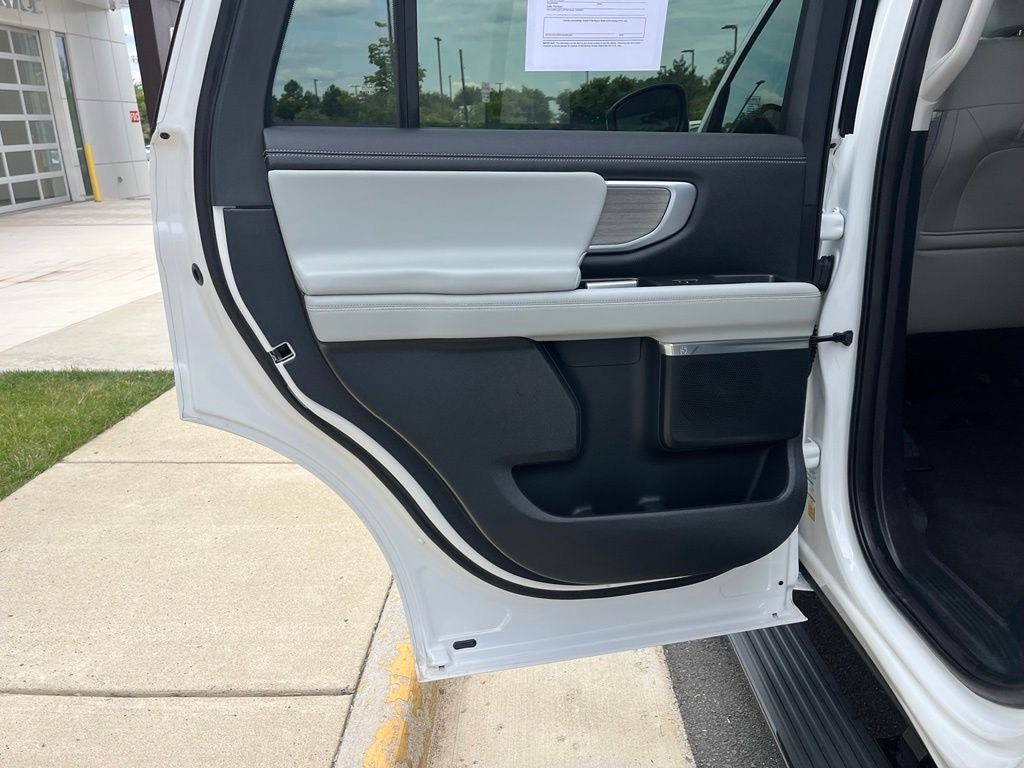 Certified 2025 Ford Expedition Platinum AWD/4WD image 18