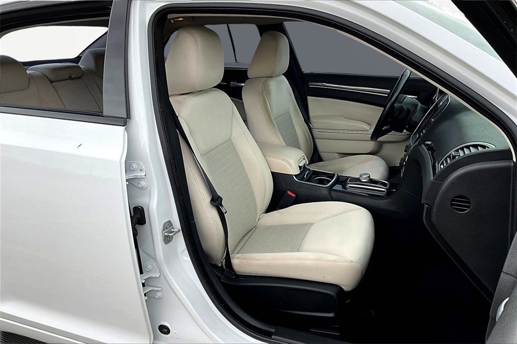 Used 2022 Chrysler 300 Touring w/ Sport Appearance Package image 9