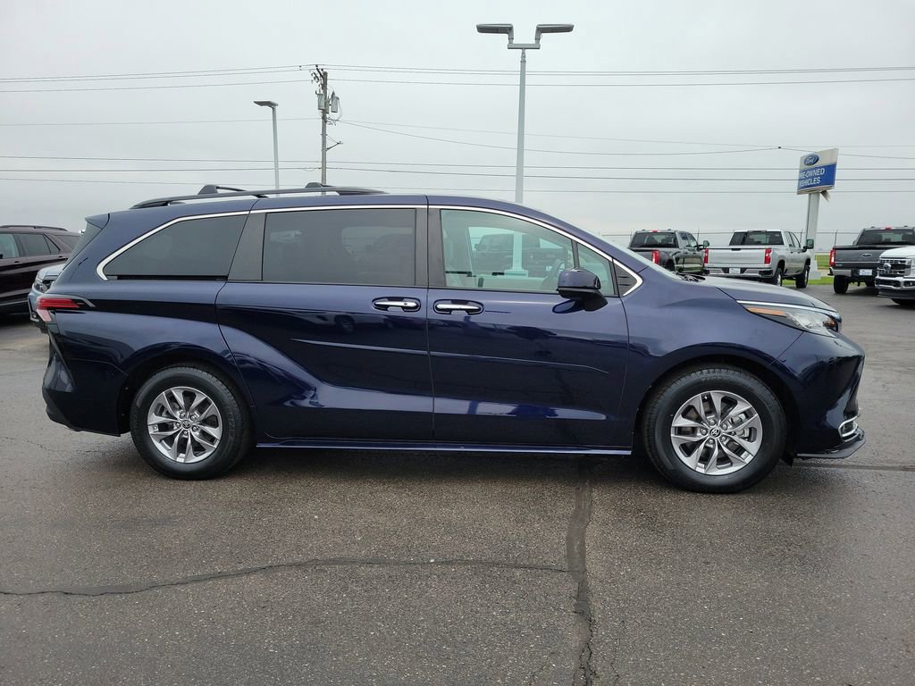 Used 2022 Toyota Sienna XLE image 6