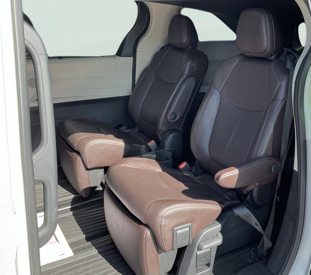 Used 2021 Toyota Sienna Platinum image 31