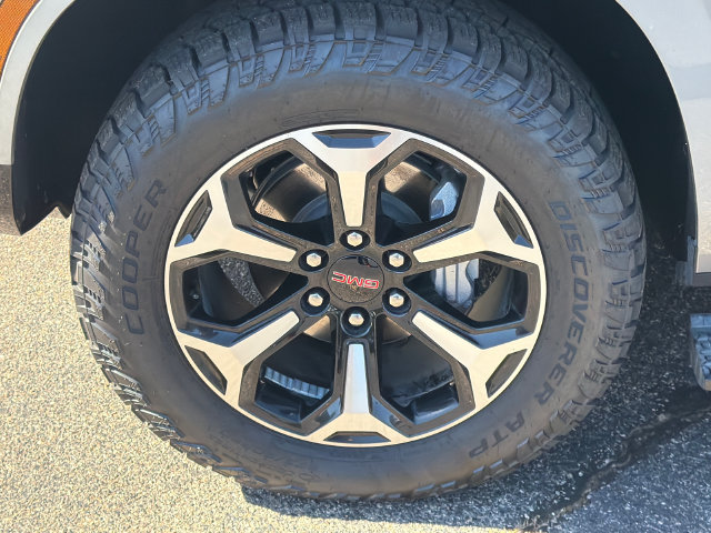 Used 2025 GMC Yukon AT4 w/ AT4 Premium Package AWD/4WD image 13