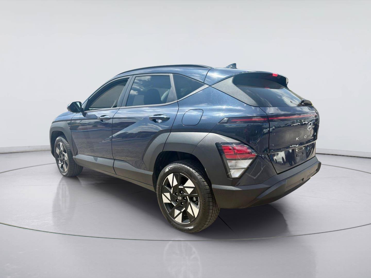 Used 2024 Hyundai Kona SEL AWD/4WD image 3
