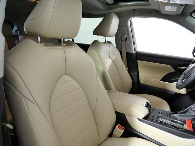 Used 2023 Toyota Highlander XLE AWD/4WD image 12