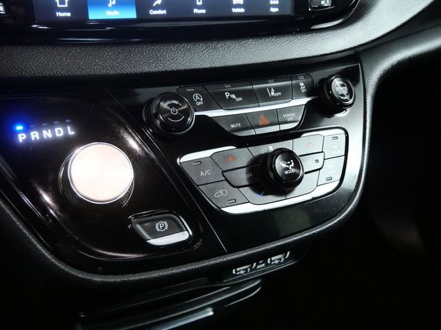 Used 2025 Chrysler Pacifica Select image 19