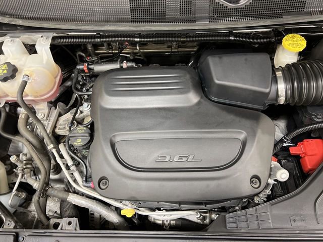 Used 2023 Chrysler Pacifica Touring-L image 11