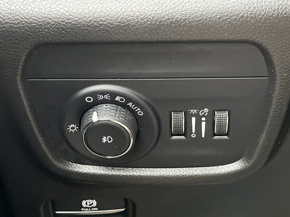 Used 2023 Jeep Grand Cherokee Limited w/ Luxury Tech Group II image 21