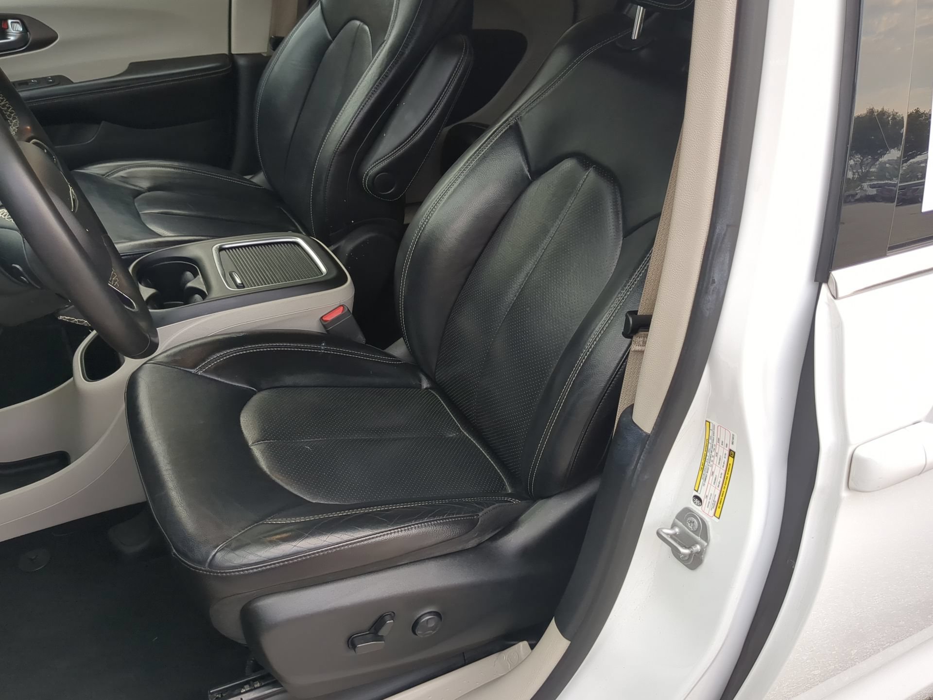 Used 2022 Chrysler Pacifica Touring-L FWD image 57
