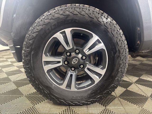 Used 2017 Toyota Tacoma TRD Sport AWD/4WD image 11