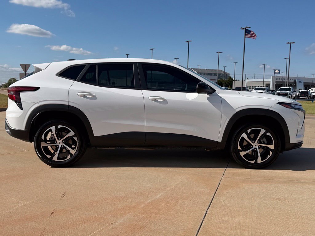Used 2024 Chevrolet Trax RS FWD image 2