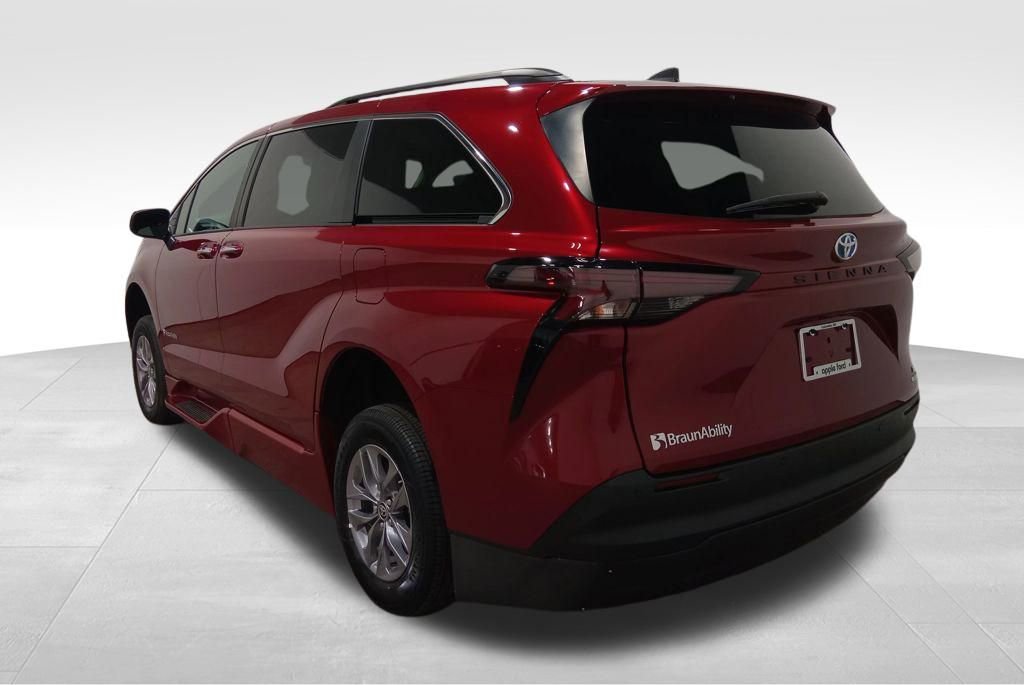 Used 2024 Toyota Sienna XLE w/ XLE Plus Package image 3