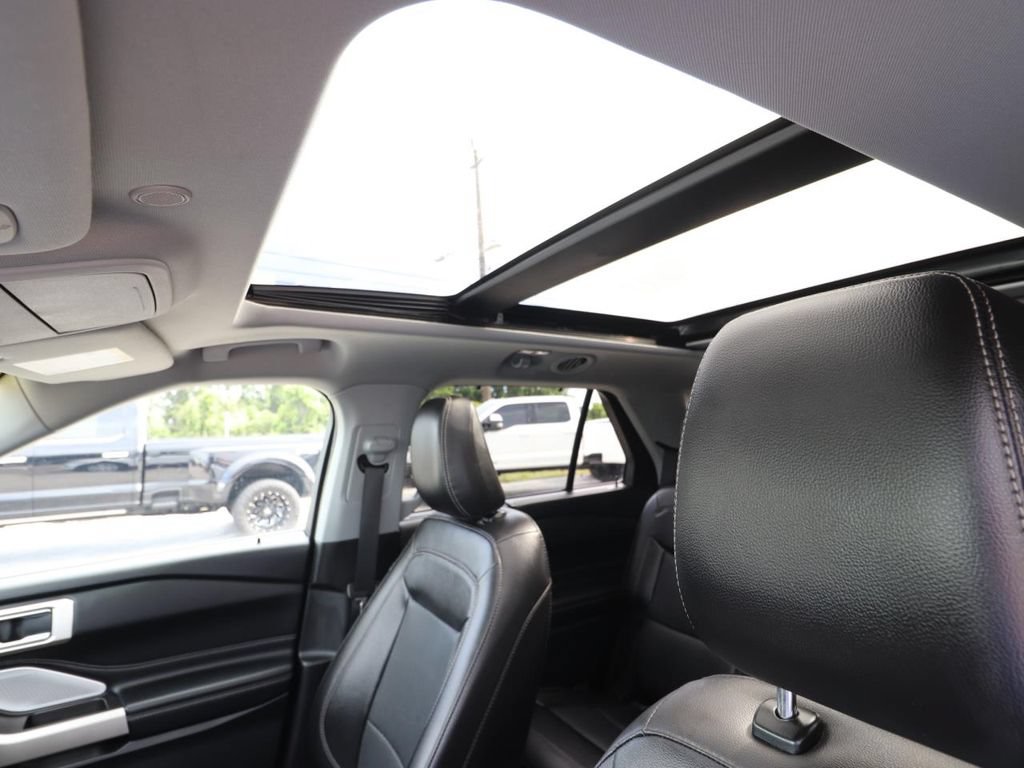 Certified 2023 Ford Explorer Limited w/ Limited Technology Package RWD image 4