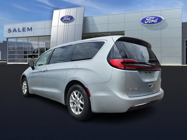 Used 2023 Chrysler Pacifica Touring-L FWD image 4