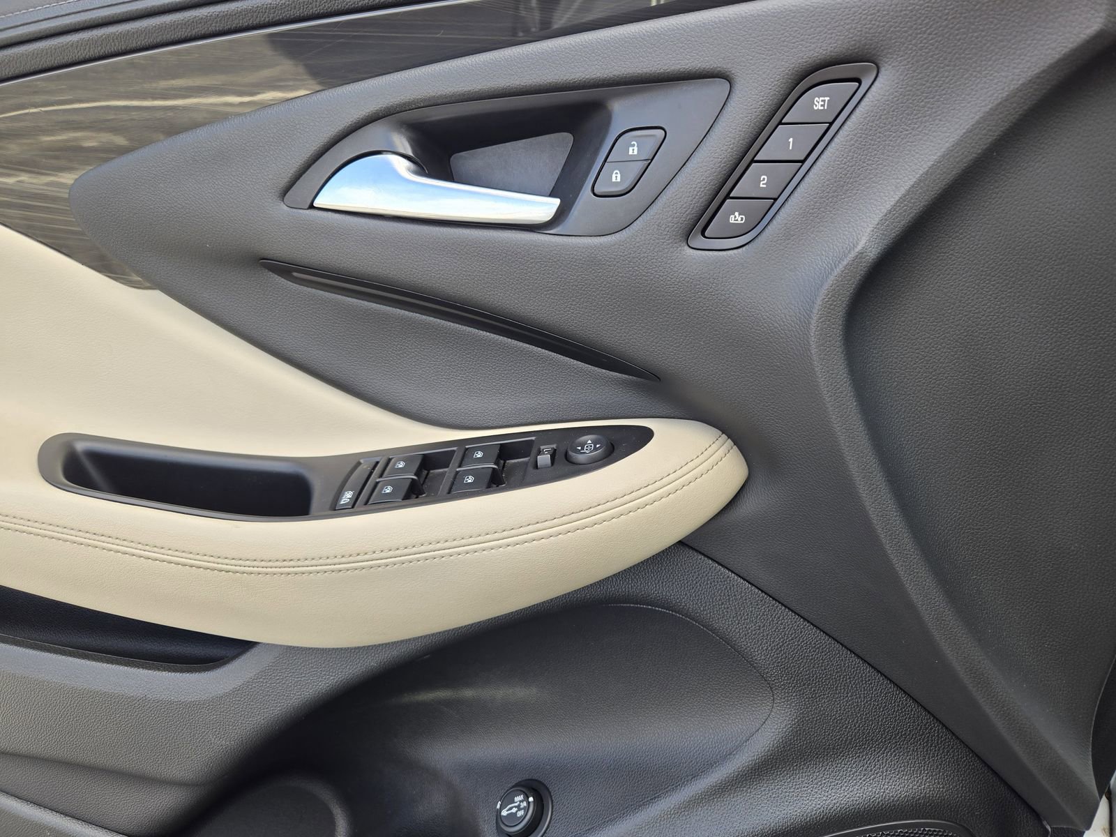 Used 2019 Buick Envision Essence FWD image 19