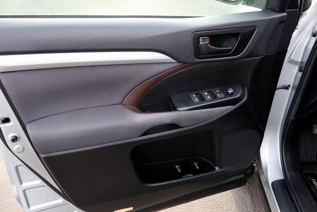 Used 2019 Toyota Highlander LE image 25