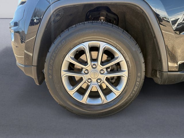 Used 2018 Jeep Grand Cherokee Laredo AWD/4WD image 14