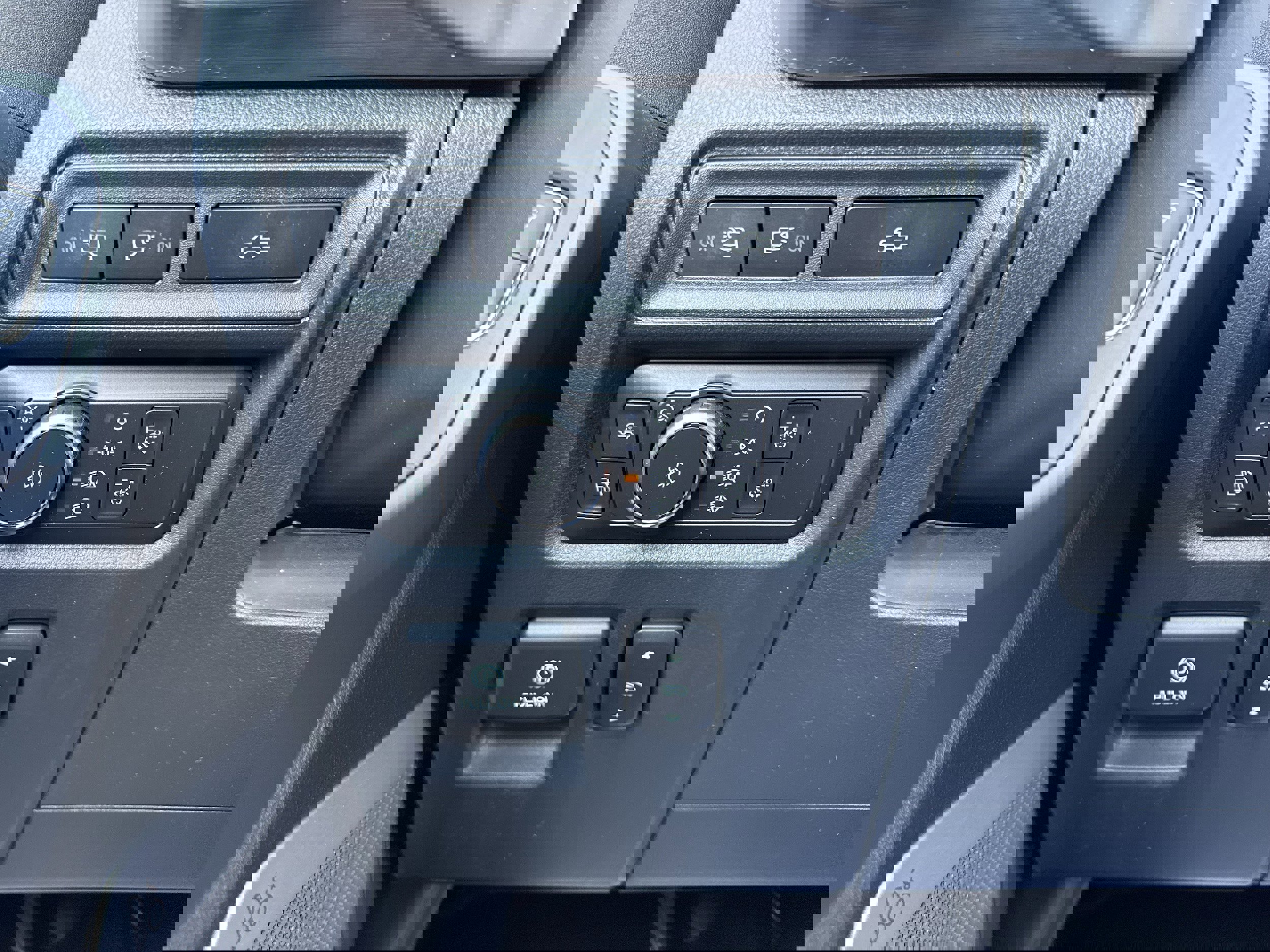 Certified 2022 Ford F150 Lariat w/ Equipment Group 502A High image 32