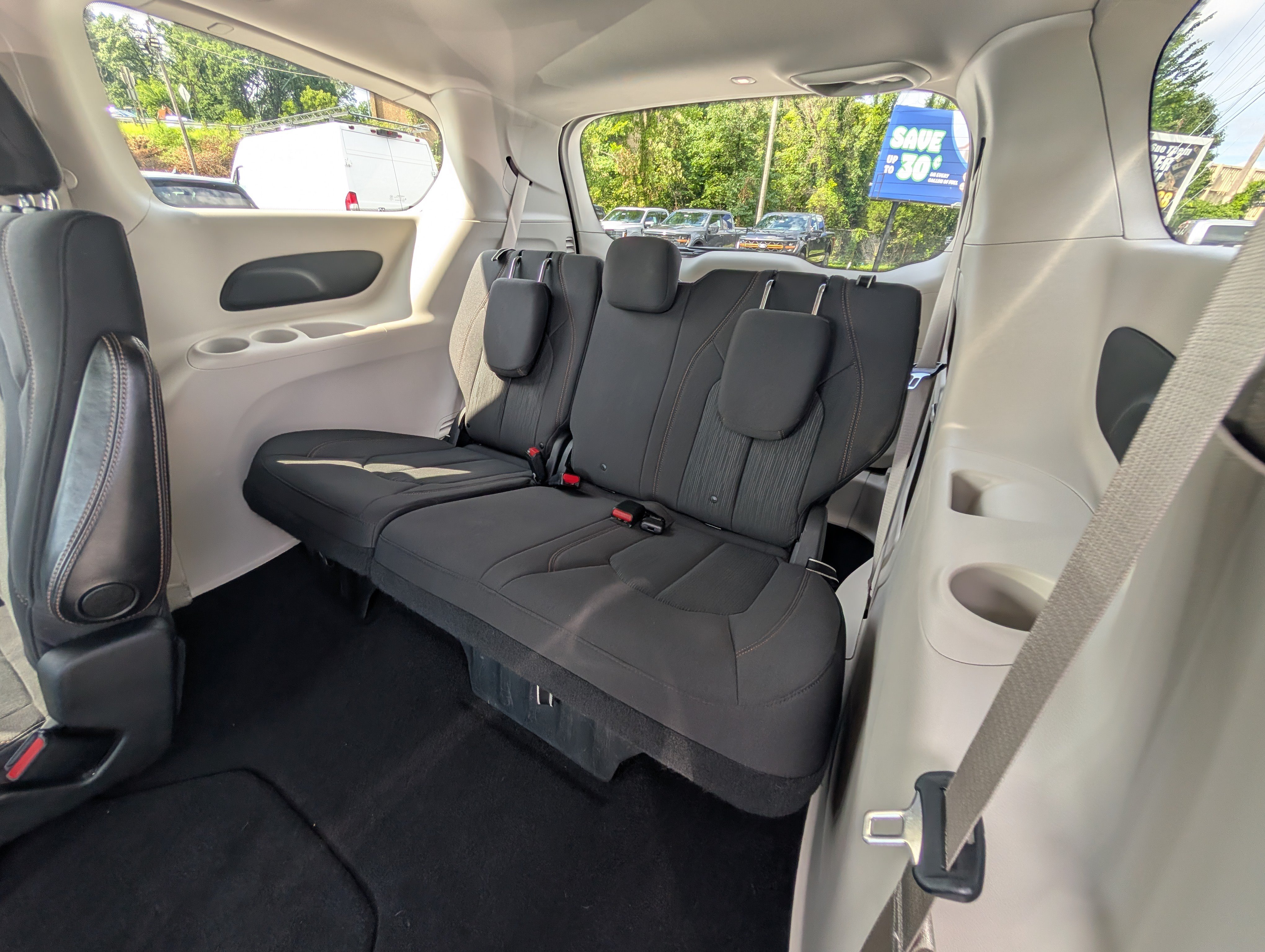 Used 2019 Chrysler Pacifica Touring Plus w/ Advanced Safetytec Group FWD image 17