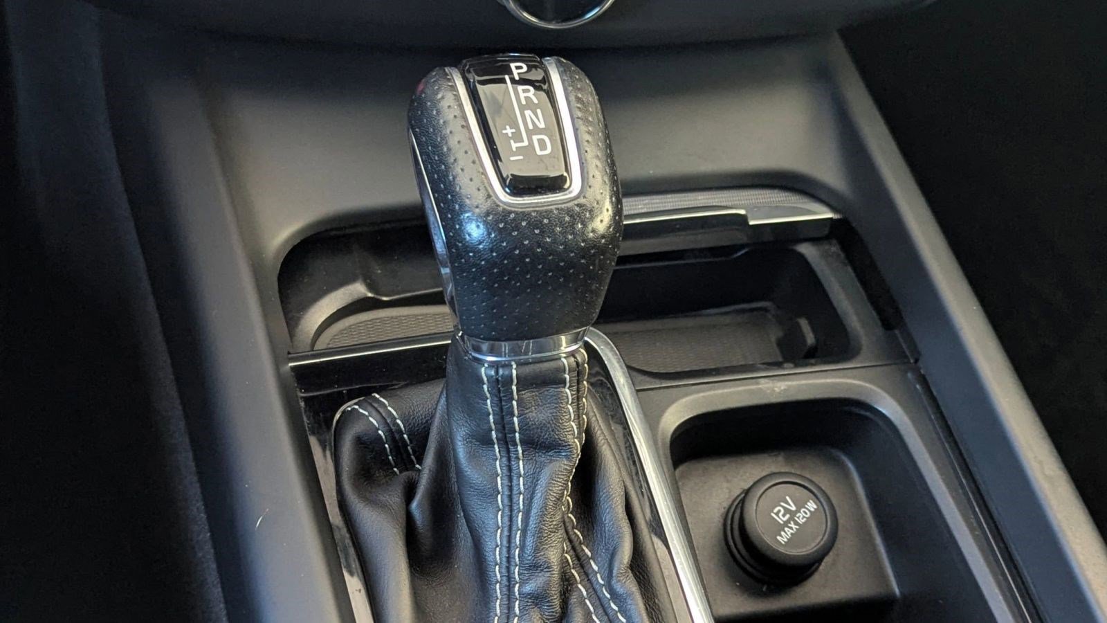 Used 2018 Volvo XC60 T6 R-Design w/ Convenience Package image 17