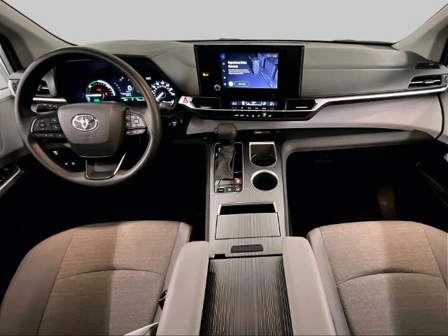 Used 2025 Toyota Sienna LE FWD image 14