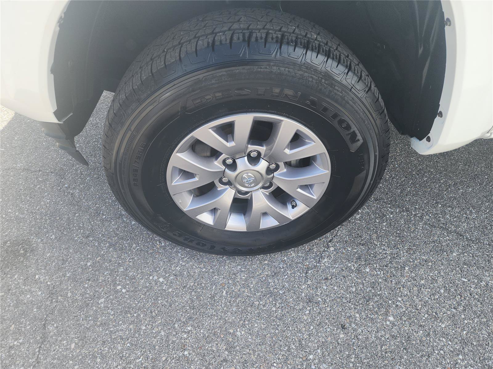 Used 2017 Toyota Tacoma SR5 w/ SR5 Appearance Package (SM) RWD image 9