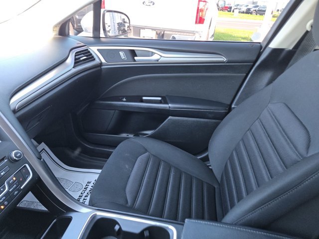 Certified 2017 Ford Fusion SE w/ Fusion SE Technology Package FWD image 16