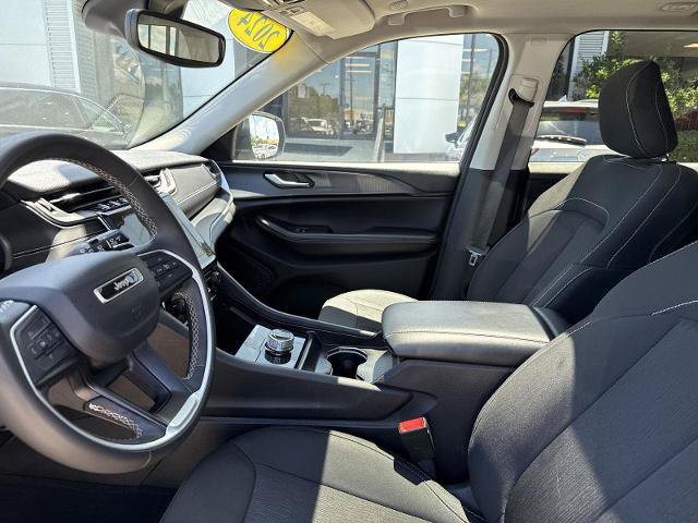 Used 2024 Jeep Grand Cherokee Laredo X RWD image 4