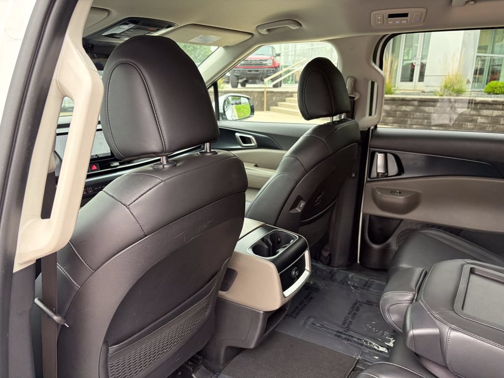 Used 2025 Kia Carnival FWD image 13