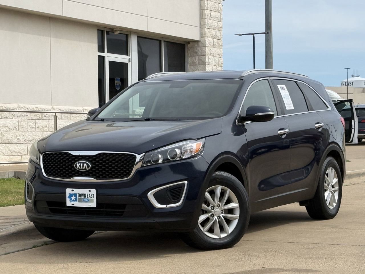 Used 2018 Kia Sorento LX image 2