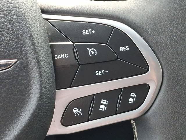 Used 2025 Chrysler Pacifica Select FWD image 24
