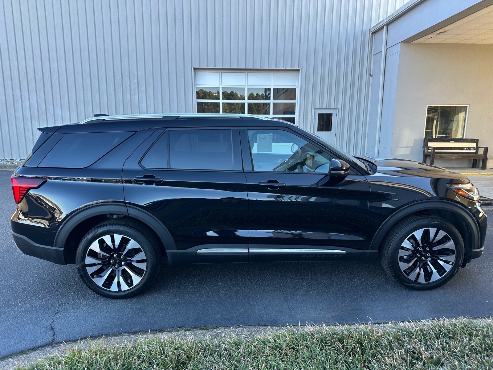 Certified 2025 Ford Explorer Platinum w/ LUX Leather Package AWD/4WD image 11