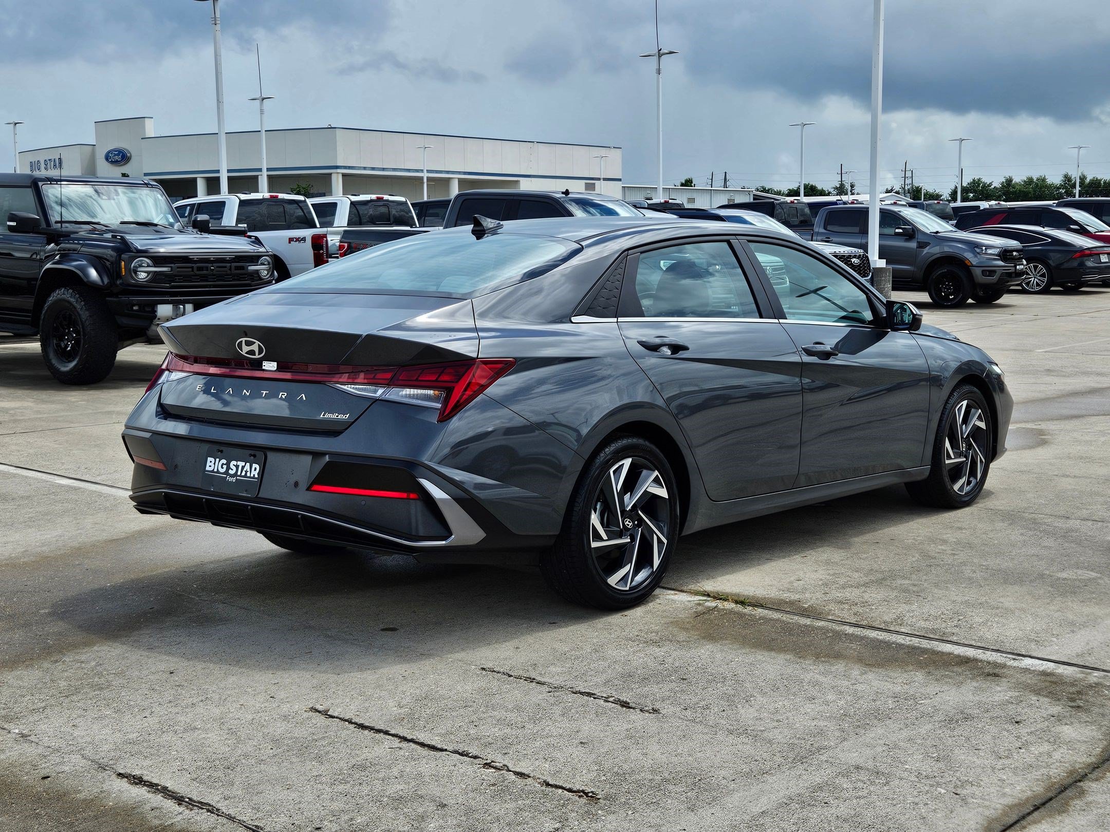 Used 2024 Hyundai Elantra Limited FWD image 3