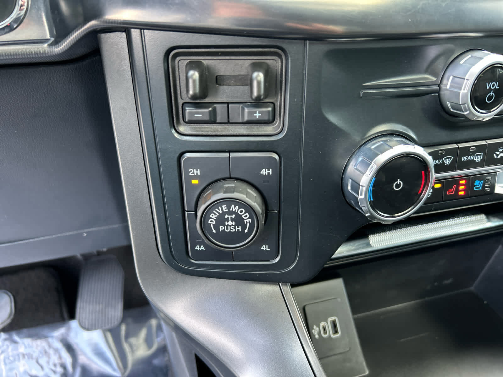 Certified 2025 Ford F150 Lariat image 36