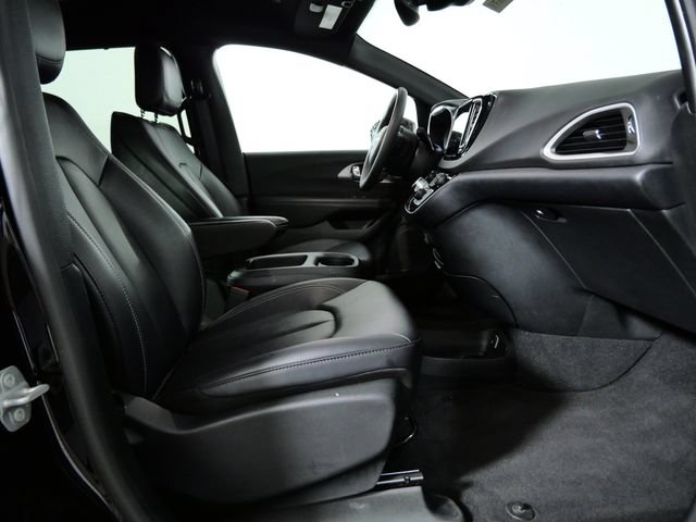 Used 2025 Chrysler Pacifica Select FWD image 10